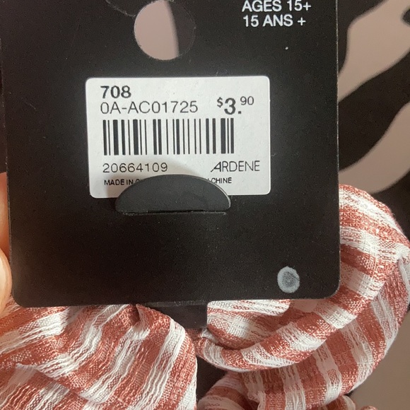 Scrunchy - Red and White Checkered Pattern - Picture 4 of 4